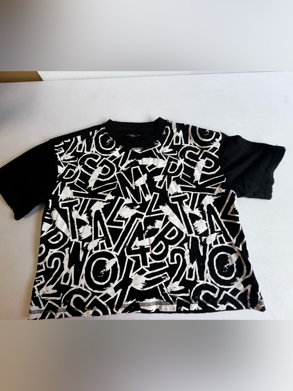 STUDIOFIT CROP TOP COTTON SHIRT W/BOLD ABSTRACT WHITE GRAPHICS ON BLACK LARGE